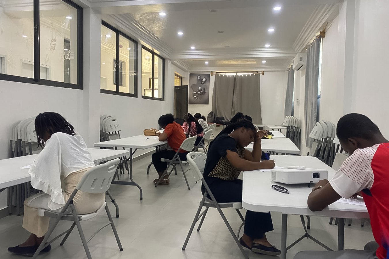 Ce jeudi 22 octobre 2026, de 9 h à 13 h, plusieurs candidats aux postes d’officiers WASH et de promotrices d’hygiène ont participé à une épreuve écrite